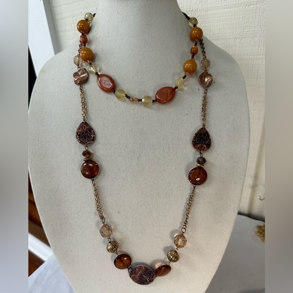Group of 5 neutral tone beige and brown necklaces - Picture 3 of 7